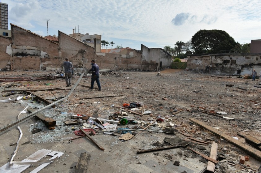 Limpeza de área do Mercadão destruída do por incêndio segue para fase final