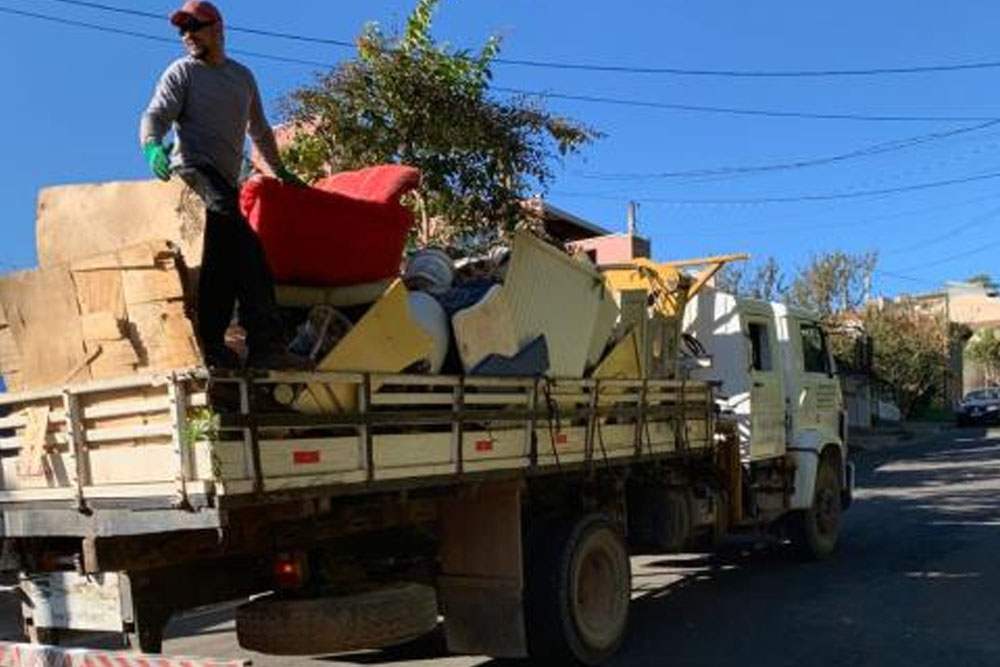 Caminhões retiram toneladas de objetos que poderiam ser foco de dengue em São João