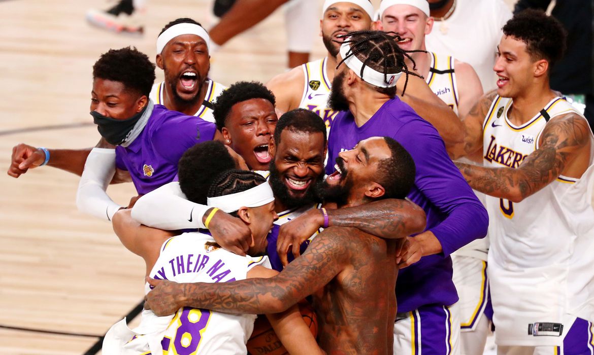 Los Angeles Lakers derrota Miami Heat e conquista título da NBA