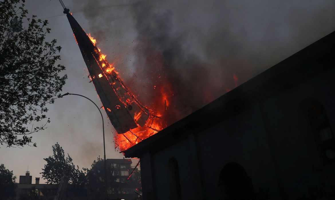 Manifestações no Chile acabam com igrejas incendiadas