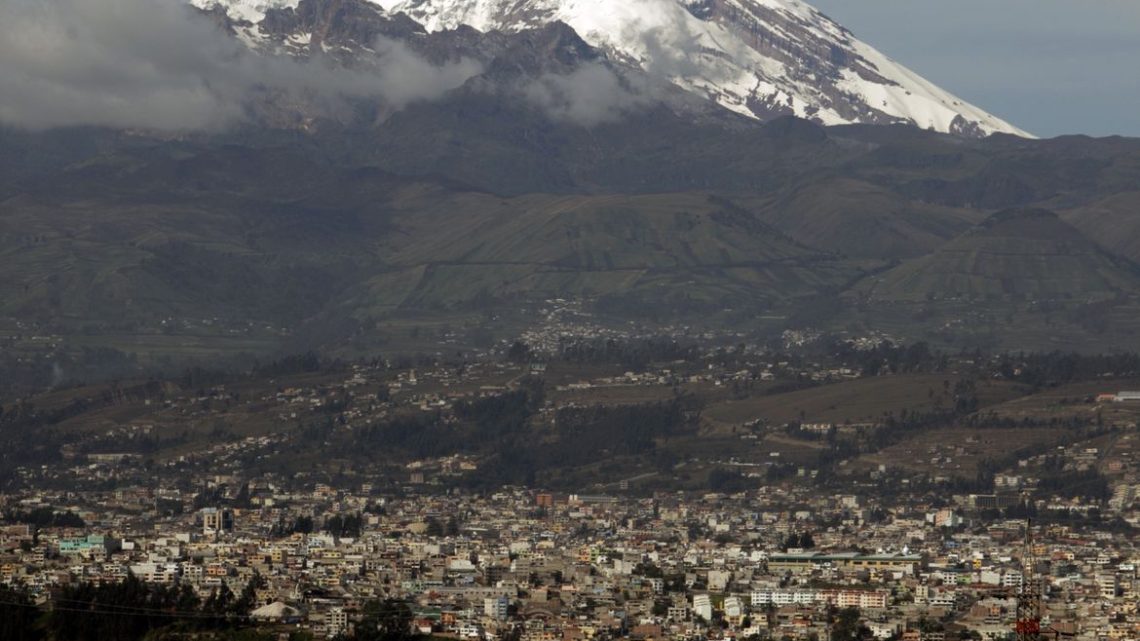 Cinzas de vulcão escurecem céu e cobrem cidades do Equador