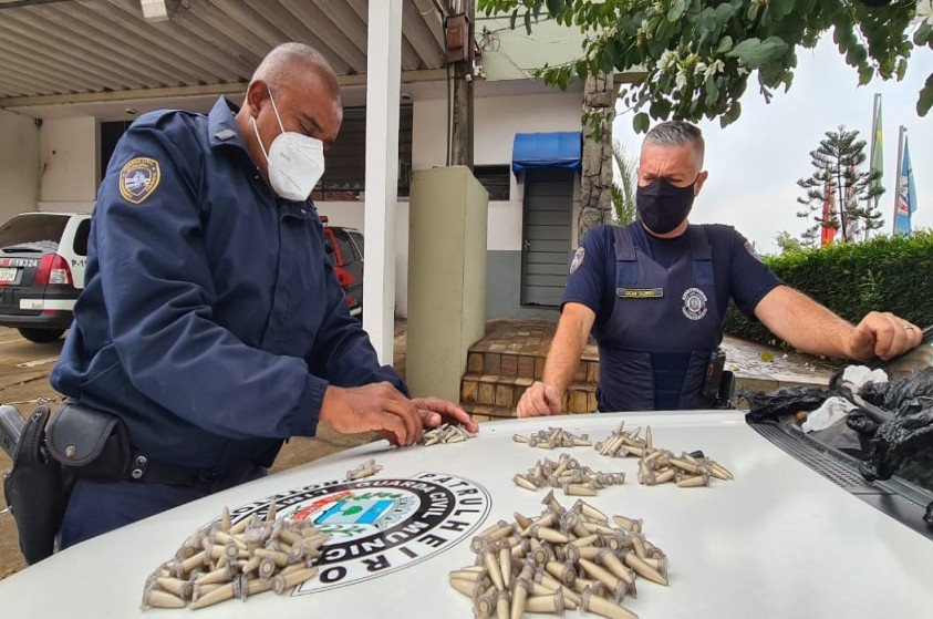 GCM apreende adolescente de 14 anos e localiza 300 pinos de cocaína