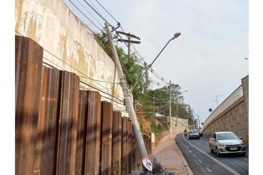 Caminhão derruba poste de energia elétrica e viaduto fica sem energia