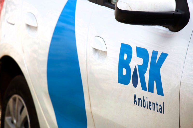 Obras da BRK em rede de água interdita parcialmente trecho da Via Luiz Varga