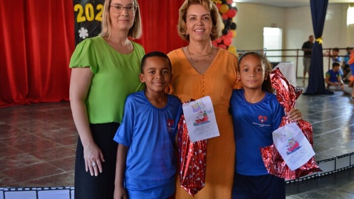 Empresa adota escola municipal e distribui 1.100 presentes