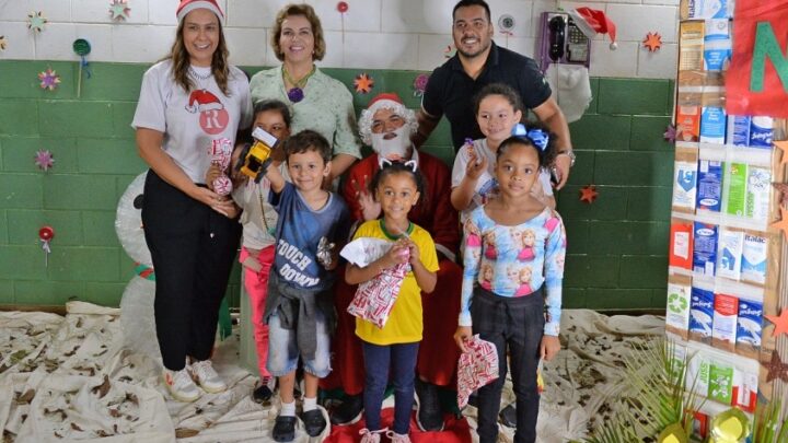 Natal com Sorriso inicia entrega de presentes em escola municipal e encanta crianças