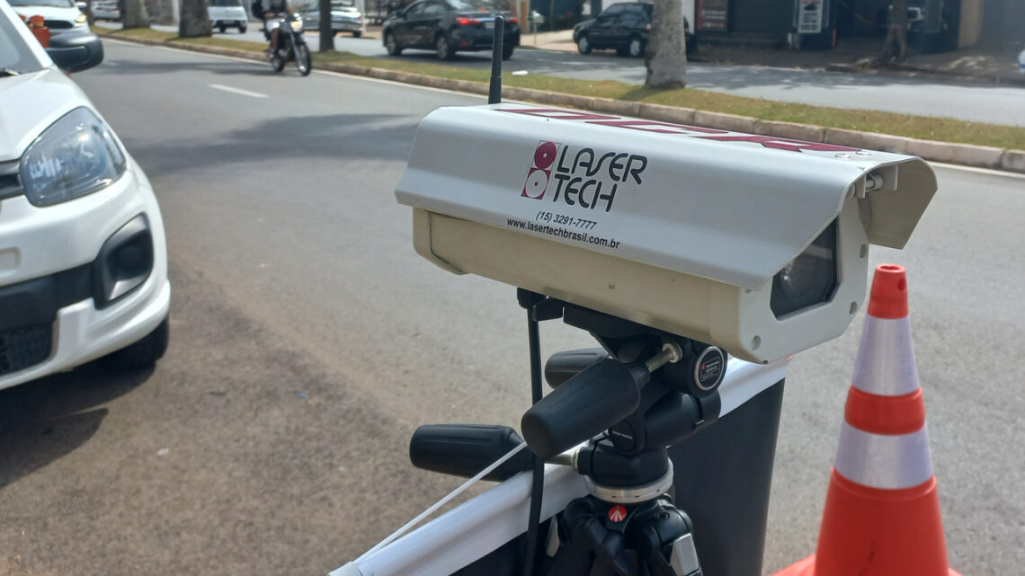 Equipamento faz contagem de veículos na Av. Carlos Zaccaria em Limeira